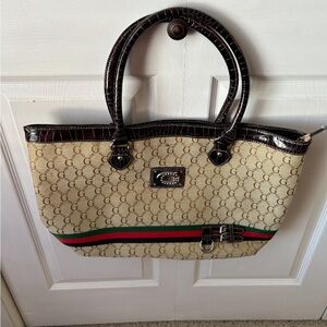 Purse woman handbag has a G on front large size tote bag